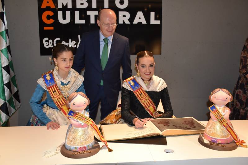 El Director Regional de El Corte Inglés observa la firma de la Fallera Mayor de Valencia, Consuelo Llobell, en el Libro de Honor de la empresa, junto a Carla, Fallera Mayor Infantil
