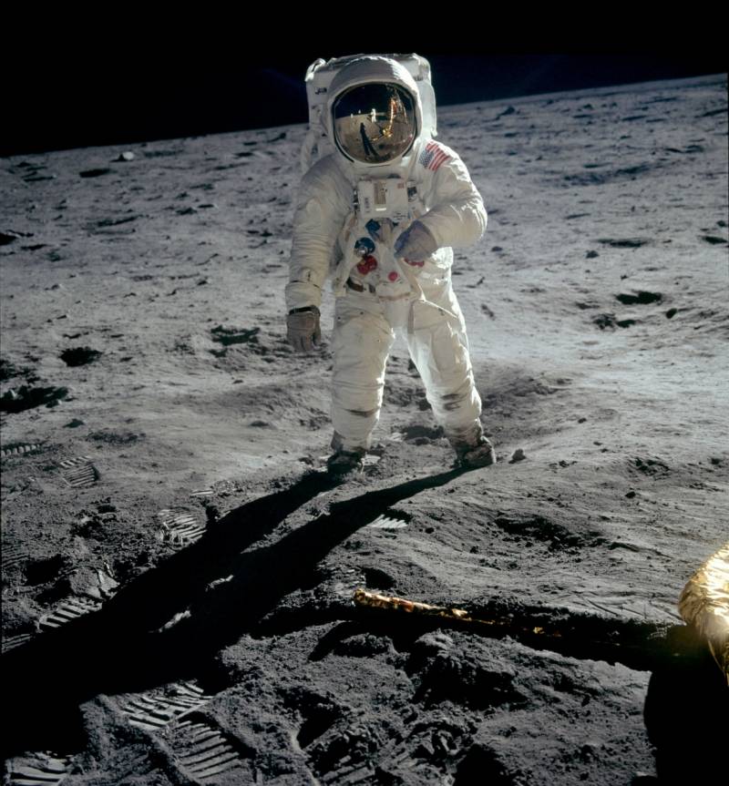 Apollo 11, Aldrin walks on moon